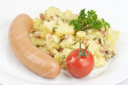 Bockwurst mit Kartoffelsalat auf hellem Hintergrund