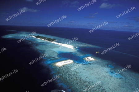 
Eine Luftaufname der Inselwelt mit der Insel Veligandu im Rasdu Atoll auf den Inseln der Malediven im Indischen Ozean. 