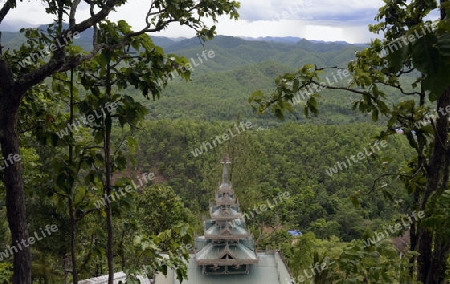 Die Aussicht vom Berg Tempel Wat Phra That Doi Kong Mu auf das Dorf Mae Hong Son im norden von Thailand in Suedostasien.