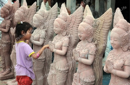 Kunsthandwerk in einem Shop in Khorat in der provinz Nakhon Ratchasima im Nordosten von Thailand im Suedwesten von Thailand in Suedostasien. 