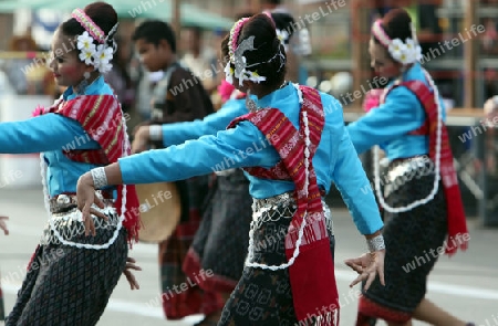 Eine traditionelle Tanz Gruppe zeigt sich an der Festparade beim Bun Bang Fai oder Rocket Festival in Yasothon im Isan im Nordosten von Thailand. 