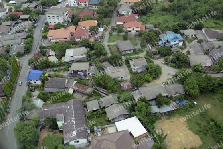 Sicht von einem Flugzeug auf dem Flug ueber Chiang Mai im norden von Thailand in Suedostasien.