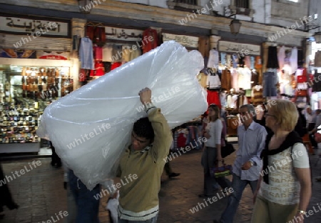 Eine Gasse mit Geschaeften im Souq in der Altstadt der Syrischen Hauptstadt Damaskus