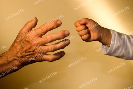 Hand der Grossmutter und Enkeltochter