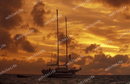 
Ein Segelschiff fuer Kreuzfahrten in der Inselwelt  im Northmale  Atoll auf den Inseln der Malediven im Indischen Ozean.   