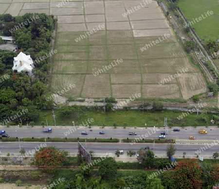 Sicht von einem Flugzeug auf dem Flug ueber Chiang Mai im norden von Thailand in Suedostasien.