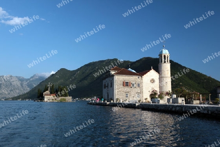 Die Insel Skrpjela vor dem Dorf Persat in der Bucht von Kotor am Mittelmeer in Montenegro im Balkan in Europa.