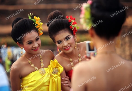 Taenzerinnen einer traditionellen Tanzgruppe bereitet sich auf eine Show vor im Wat Sa Si Tempel in der Tempelanlage von Alt-Sukhothai in der Provinz Sukhothai im Norden von Thailand in Suedostasien.