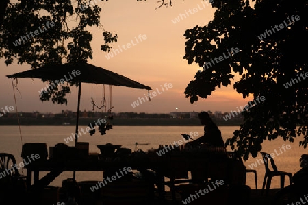 Die Landschaft des Grenzfluss Mekong River in Stadt Tha Khaek in zentral Laos an der Grenze zu Thailand in Suedostasien.