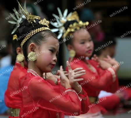 Traditionelle Taenzerinnen tanzen in einem Park in Chiang Mai im Norden von Thailand. 