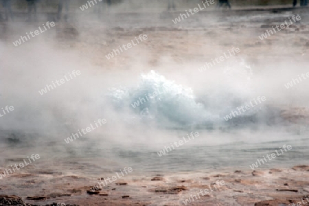 Der S?den Islands, Geysir Strokkur unmittelbar vor einem Ausbruch, Hakadalur, im "Goldenen Zirkel"