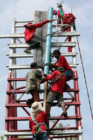 Eine Rakete wird zum Start bereitgemacht beim Bun Bang Fai oder Rocket Festival in Yasothon im Isan im Nordosten von Thailand. 