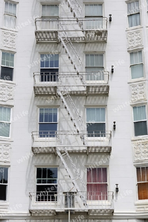 Feuerleitern an einer Hausfassade in San Francisco, Kalifornien, USA