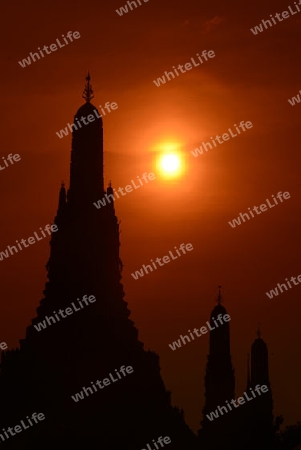 Die Tempelanlage des Wat Arun am Mae Nam Chao Phraya River in der Hauptstadt Bangkok von Thailand in Suedostasien.