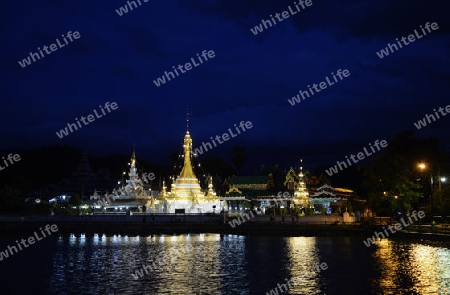 Der Tempel Wat Jong Kham und Jong Klang am See Nong Jong Kham im Dorf Mae Hong Son im norden von Thailand in Suedostasien.