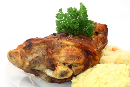 Gegrillte Schweinehaxe mit Sauerkkraut und Kartoffelbrei auf hellem Hintergrund