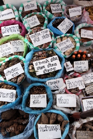 Medizin auf dem Markt in der Provinzhauptstadt Amnat Charoen in der Provinz Amnat Charoen im Isan im Nordosten von Thailand. 