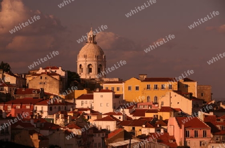 Die Uebersicht ueber die Altstadt von Alfama in der Innenstadt der Hauptstadt Lissabon in Portugal.       