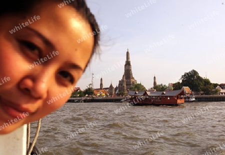 Der Wat Arun am Menam Chao Phraya River im Zentrum der Hauptstadt Bangkok in Thailand. 