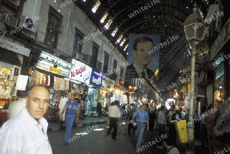 Der Souq oder Markt in der Medina der Altstadt von Aleppo im Norden von Syrien im Nahen Osten.