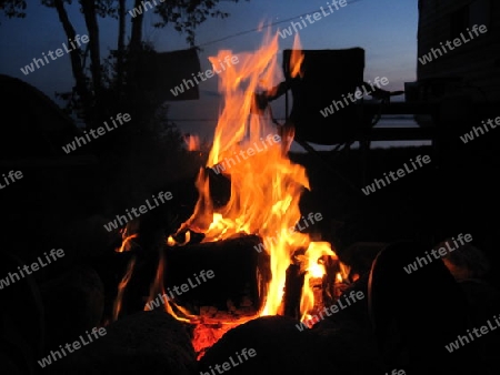 Feuer mit Sicht auf einen Canadischen See