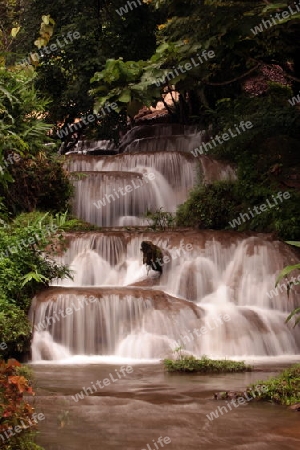 Die Landschaft mit einem Wasserfall beim Dorf Fang noerdlich von Chiang Mai im Norden von Thailand. 
