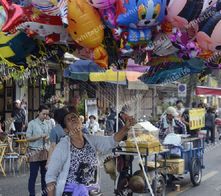 Eine Strassenszene vor dem Fort Sumen bei einem Fest im Santichaiprakan Park am Mae Nam Chao Phraya in der Hauptstadt Bangkok von Thailand in Suedostasien.