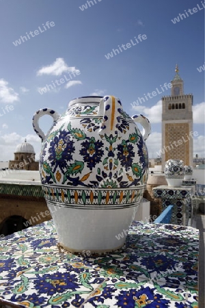 Die Moschee Zaytouna oder Grosse Moschee im Souq oder Bazzar in der Altstadt  von Tunis am Mittelmeer in Tunesien in Nordafrika..