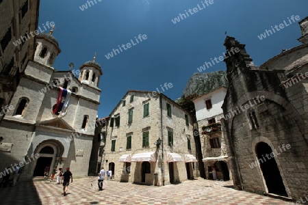 Die Altstadt von Kotor mit dem Waffenplatz in der inneren Bucht von Kotor in Montenegro im Balkan am Mittelmeer in Europa.