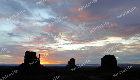 "The Mittens" Buttes bei Sonnenaufgang, Monument Valley, Arizona, USA