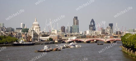 London - Kaianlage und die Wolkenkr?tzer