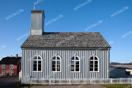 Der Westen Islands, die alte evangelischen Kirche von Stykkisholmur vor einem blauem Himmel, im Norden der Halbinsel Sn?fellsnes