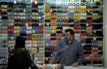 Ein Wolle Geschaeft auf dem Souq oder Markt in der Medina der Altstadt von Aleppo im Norden von Syrien im Nahen Osten.