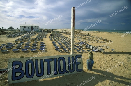 Ein Sandstrand mit Boutique auf der Insel Jerba am Mittelmeer  in Tunesien in Nordafrika.