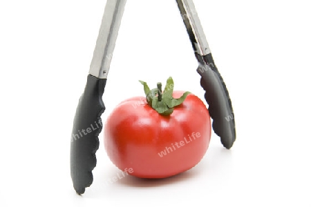 Tomate mit Grillzange