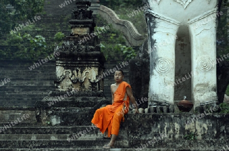 Der untere Teil des Tempel Wat Phra That Doi Kong Mu ueber dem Dorf Mae Hong Son im norden von Thailand in Suedostasien.