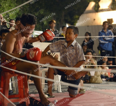 Thai Boxer oder Muay Thai kaempfer bei einem Showkampf vor dem Fort Sumen bei einem Fest im Santichaiprakan Park am Mae Nam Chao Phraya in der Hauptstadt Bangkok von Thailand in Suedostasien.