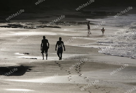 Suedamerika, Karibik, Venezuela, Isla Margarita, Pedro Gonzalez, Menschen am Strand des Fischerdorfes Pedro Gonzalez an der Karibik auf der Isla Margarita.      (Urs Flueeler) 