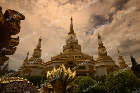 Der Grosse Tempel oder Chedi Phra Maha Chedi Chai Mongkhon auf einem Huegel bei Roi Et in der Provinz Roi Et nordwestlich von Ubon Ratchathani im nordosten von Thailand in Suedostasien.