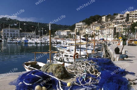 Das Fischerdorf Port de Alcudia mit dem Bootshafen im Februar im Osten der Insel Mallorca einer der Balearen Inseln im Mittelmeer.  