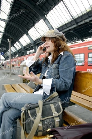 Telefonat im Bahnhof