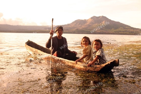 Asien, Suedost, Indonesien, Bali, Insel, Batursee, See, Lake, Gunung Batur, Berg Batur, Vulkan, Kratersee, Landschaft, Kedisan, Trunyan, Fischer, Familie,    (Urs Flueeler) 