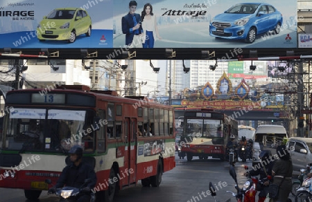 Eine Strasse im Stadtgebiet um Pratunam im Zentrum der Hauptstadt Bangkok von Thailand in Suedostasien.