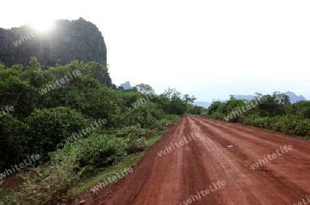 Die Huegellandschaft an der Landstrasse 12 zwischen der Stadt Tha Khaek und dem Dorf Mahaxai Mai in zentral Laos an der Grenze zu Thailand in Suedostasien.