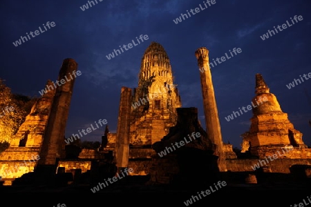 Der Wat Ratburana Tempel in der Tempelstadt Ayutthaya noerdlich von Bangkok in Thailand.