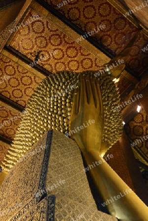 Der Liegende Buddha in der Tempelanlage des Wat Pho in der Hauptstadt Bangkok von Thailand in Suedostasien.