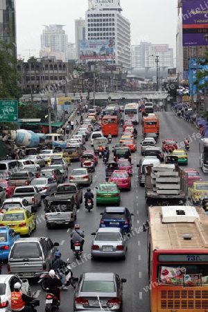 Der Strassenverkehr im Zentrum von Bangkok der Hauptstadt von Thailand in Suedostasien.