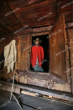 Ein Bauer vor seinem Haus in einem Bauerndorf beim Bergdorf Maubisse suedlich von Dili in Ost Timor auf der in zwei getrennten Insel Timor in Asien