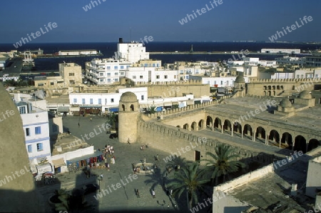 Die Grosse Moschee mit der Mauer in der Altstadt oder Medina von Sousse am Mittelmeer  in Tunesien in Nordafrika.    