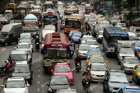 cars  in the city centre at the pratunam aerea in the city of Bangkok in Thailand in Suedostasien.